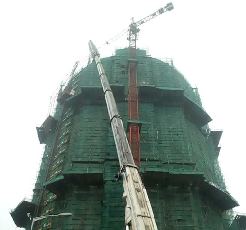 金安吊车在工地上作业
